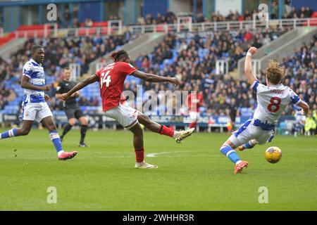 Reading, Angleterre. 10 février 2024. Freddie Ladapo de Charlton Athletic tire pendant le match Sky Bet EFL League One entre Reading FC et Charlton Athletic. Kyle Andrews/Alamy Live News Banque D'Images