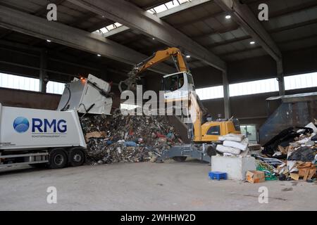 Centre de gestion des déchets du quartier d'Euskirchen - camion à ordures vide les déchets résiduels dans un hall Banque D'Images