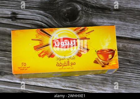 Le Caire, Egypte, 7 février 2024 : thé noir Lipton avec sachets de cannelle, somme de feuilles de thé mûres, Lipton, une marque de thé britannique américaine, propriété de Lipto Banque D'Images