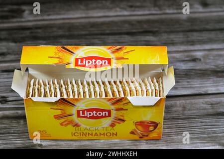 Le Caire, Egypte, 7 février 2024 : thé noir Lipton avec sachets de cannelle, somme de feuilles de thé mûres, Lipton, une marque de thé britannique américaine, propriété de Lipto Banque D'Images