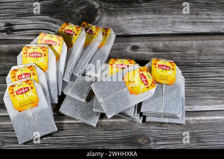 Le Caire, Egypte, 7 février 2024 : thé noir Lipton avec sachets de cannelle, somme de feuilles de thé mûres, Lipton, une marque de thé britannique américaine, propriété de Lipto Banque D'Images