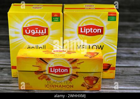 Le Caire, Égypte, 7 février 2024 : thé noir Lipton et au goût de cannelle, somme de feuilles de thé mûres, Lipton, une marque de thé britannique américaine, propriété de Banque D'Images