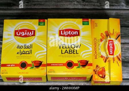 Le Caire, Égypte, 7 février 2024 : thé noir Lipton et au goût de cannelle, somme de feuilles de thé mûres, Lipton, une marque de thé britannique américaine, propriété de Banque D'Images