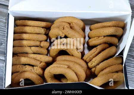 Biscuits à la cannelle, biscuits ronds cuits au four qui sont durs, plats et croustillants, c'est un produit alimentaire cuit et façonné à base de farine avec du sucre et de la cannelle, swe Banque D'Images