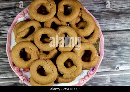 Biscuits à la cannelle, biscuits ronds cuits au four qui sont durs, plats et croustillants, c'est un produit alimentaire cuit et façonné à base de farine avec du sucre et de la cannelle, swe Banque D'Images