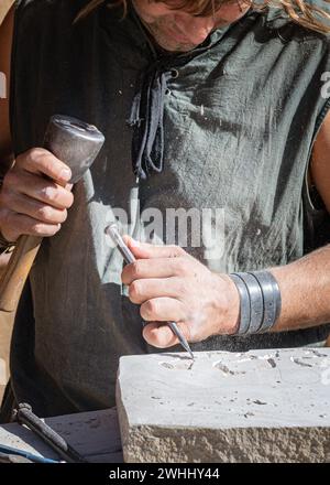 Attraper artisan travaillant dans le commerce artisanal pendant les journées médiévales tenues dans la ville d'Avila, Espagne, au cours du mois de septembre 2019 Banque D'Images