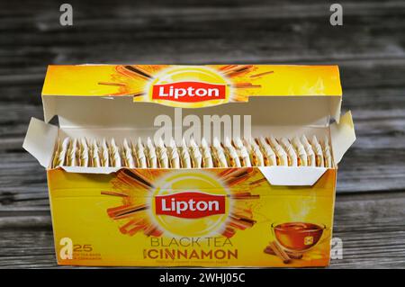 Le Caire, Egypte, 7 février 2024 : thé noir Lipton avec sachets de cannelle, somme de feuilles de thé mûres, Lipton, une marque de thé britannique américaine, propriété de Lipto Banque D'Images