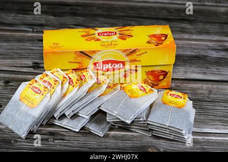 Le Caire, Egypte, 7 février 2024 : thé noir Lipton avec sachets de cannelle, somme de feuilles de thé mûres, Lipton, une marque de thé britannique américaine, propriété de Lipto Banque D'Images