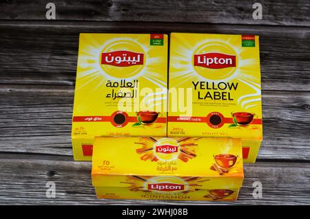 Le Caire, Égypte, 7 février 2024 : thé noir Lipton et au goût de cannelle, somme de feuilles de thé mûres, Lipton, une marque de thé britannique américaine, propriété de Banque D'Images