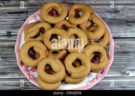 Biscuits à la cannelle, biscuits ronds cuits au four qui sont durs, plats et croustillants, c'est un produit alimentaire cuit et façonné à base de farine avec du sucre et de la cannelle, swe Banque D'Images