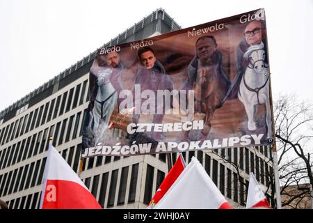 Varsovie, Pologne, 10 février 2024. Une banderole antigouvernementale est vue lors d'une manifestation menée par les médias d'extrême droite - Gazeta Polska et TV Republica et les dirigeants du parti politique droit et Justice (Prawo i Sprawiedliwość - PIS) en soutien aux juges actuels de la Cour constitutionnelle devant le bâtiment de la Cour sur la rue Szucha. La Pologne traverse une crise constitutionnelle alors que le gouvernement centriste actuel affirme que les juges de la Cour constitutionnelle ont été illégalement installés par un ancien gouvernement de droite. L'opposition de droite démontre le soutien des juges de la Cour. Banque D'Images