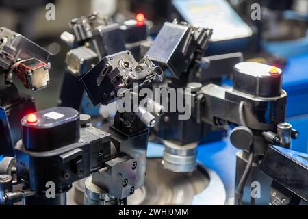 polisseuses de diamant au travail , norme de l'industrie pour les machines de polissage automatique de diamant têtes multiples placées dans une usine de polissage de diamant Banque D'Images