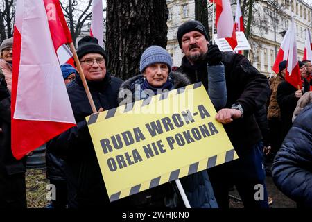 Varsovie, Pologne, 10 février 2024. Des personnes, portant des drapeaux nationaux polonais et des banderoles antigouvernementales, dirigées par des médias d'extrême droite - Gazeta Polska et TV Republica et des leaders du parti politique droit et Justice (Prawo i Sprawiedliwość - PIS), organisent une manifestation en soutien aux juges actuels de la Cour constitutionnelle devant le bâtiment de la Cour sur la rue Szucha. La Pologne traverse une crise constitutionnelle alors que le gouvernement centriste actuel affirme que les juges de la Cour constitutionnelle ont été illégalement installés par un ancien gouvernement de droite. L'opposition de droite démontre le soutien des juges de la Cour. Banque D'Images