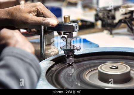 polisseuses diamantées au travail à la roue dans l'usine de polissage diamantée Banque D'Images