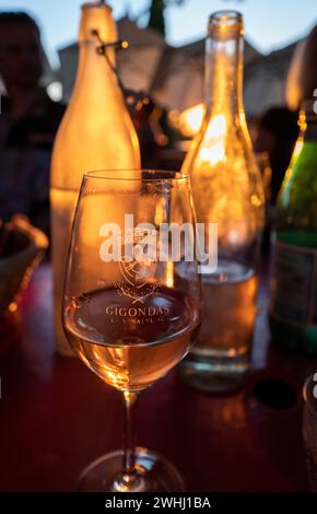 Verres à vin sous le soleil du soir dans une brasserie à Gigondas, Côtes du Rhône, Provence, France Banque D'Images