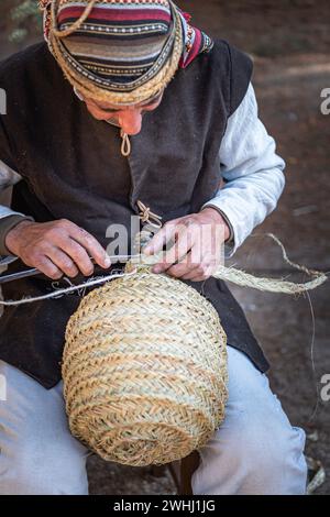 Attraper artisan travaillant dans le commerce artisanal pendant les journées médiévales tenues dans la ville d'Avila, Espagne, au cours du mois de septembre 2019 Banque D'Images