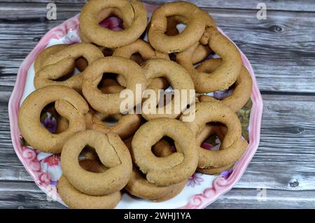 Biscuits à la cannelle, biscuits ronds cuits au four qui sont durs, plats et croustillants, c'est un produit alimentaire cuit et façonné à base de farine avec du sucre et de la cannelle, swe Banque D'Images