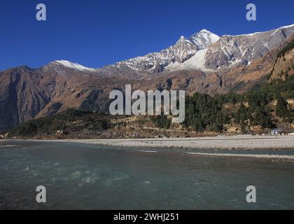 Rivière Kali Gandaki et Mont Dhaulagiri, Népal. Banque D'Images