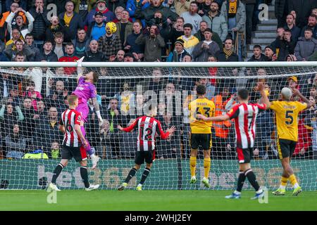 Wolverhampton, Royaume-Uni. 10 février 2024. Le gardien de but de Brentford, Mark Flekken donne le ballon au-dessus de la barre lors du match de premier League entre les Wolverhampton Wanderers et Brentford à Molineux, Wolverhampton, Angleterre, le 10 février 2024. Photo de Stuart Leggett. Utilisation éditoriale uniquement, licence requise pour une utilisation commerciale. Aucune utilisation dans les Paris, les jeux ou les publications d'un club/ligue/joueur. Crédit : UK Sports pics Ltd/Alamy Live News Banque D'Images