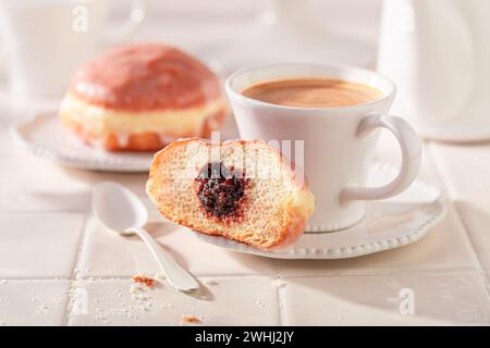 Délicieux et frais beignets prêts à manger en cuisine. Beignets avec confiture et garniture sucrée. Banque D'Images