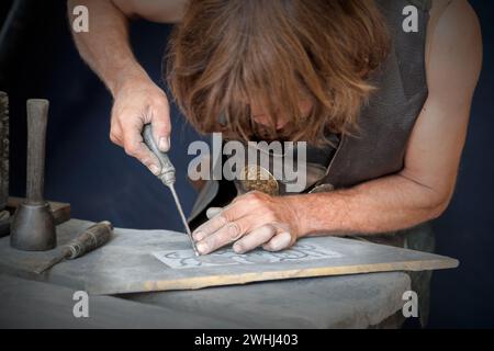 artisan travaillant sur la pierre isolé sur les mains Banque D'Images