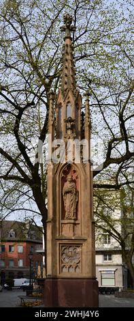 Statue à la cathédrale historique dans la vieille ville d'Aix-la-Chapelle, Rhénanie du Nord - Westphalie Banque D'Images