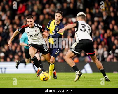 Romain Faivre de Bournemouth (au centre) se bat pour le ballon avec Joao Palhinha de Fulham (à gauche) et Antonee Robinson lors du premier League match à Craven Cottage, Londres. Date de la photo : samedi 10 février 2024. Banque D'Images