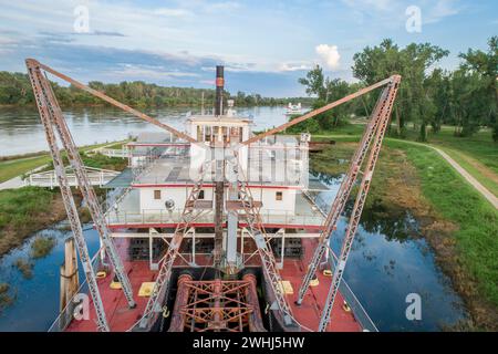 Brownville, NE, USA - 30 juillet 2018 : drague historique, le capitaine Meriwether Lewis, dans une cale sèche sur une rive du fleuve Missouri. Banque D'Images