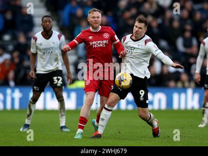 Aiden O'Brien de Shrewsbury Town (à gauche) et James Collins de Derby County se battent pour le ballon lors du match de Sky Bet League One à Pride Park, Derby. Date de la photo : samedi 10 février 2024. Banque D'Images