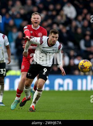 Aiden O'Brien de Shrewsbury Town (à gauche) et James Collins de Derby County se battent pour le ballon lors du match de Sky Bet League One à Pride Park, Derby. Date de la photo : samedi 10 février 2024. Banque D'Images