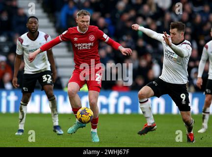 Aiden O'Brien de Shrewsbury Town (à gauche) et James Collins de Derby County se battent pour le ballon lors du match de Sky Bet League One à Pride Park, Derby. Date de la photo : samedi 10 février 2024. Banque D'Images