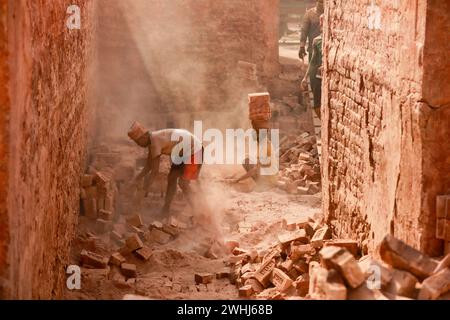 Narayanganj, Bangladesh. 10 février 2024. Des hommes bangladais travaillent dans un champ de briques à Narayanganj, Bangladesh, 10 février 2024. L'émission d'une énorme quantité d'éléments toxiques provenant des fours à briques entraîne de graves risques pour la santé des travailleurs et des personnes vivant dans les zones environnantes, la plupart souffrant de problèmes respiratoires ou cutanés. Les travailleurs dans ce domaine de la brique gagnent moins de 5 $ par jour. (Crédit image : © Suvra Kanti Das/ZUMA Press Wire) USAGE ÉDITORIAL SEULEMENT! Non destiné à UN USAGE commercial ! Banque D'Images