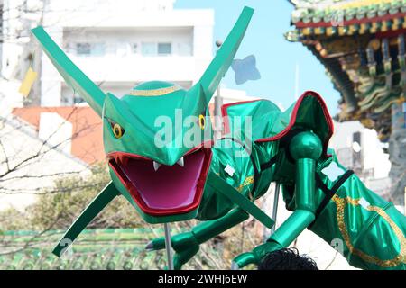 Yokohama, Japon. 10 février 2024. Lekuza of Pocket Monster Character basé sur la danse du dragon se produit le premier jour du nouvel an lunaire chinois à Chinatown à Yokohama, préfecture de Kanagawa, Japon, le samedi 10 février 2024. Photo de Keizo Mori/UPI crédit : UPI/Alamy Live News Banque D'Images