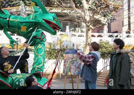 Yokohama, Japon. 10 février 2024. Lekuza of Pocket Monster Character basé sur la danse du dragon se produit le premier jour du nouvel an lunaire chinois à Chinatown à Yokohama, préfecture de Kanagawa, Japon, le samedi 10 février 2024. Photo de Keizo Mori/UPI crédit : UPI/Alamy Live News Banque D'Images