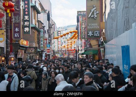 Yokohama, Japon. 10 février 2024. Les gens visitent le premier jour du nouvel an lunaire chinois à Chinatown à Yokohama, préfecture de Kanagawa, Japon, le samedi 10 février 2024. Photo de Keizo Mori/UPI crédit : UPI/Alamy Live News Banque D'Images