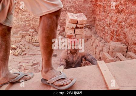 Narayanganj, Bangladesh. 10 février 2024. Des hommes bangladais travaillent dans un champ de briques à Narayanganj, Bangladesh, 10 février 2024. L'émission d'une énorme quantité d'éléments toxiques provenant des fours à briques entraîne de graves risques pour la santé des travailleurs et des personnes vivant dans les zones environnantes, la plupart souffrant de problèmes respiratoires ou cutanés. Les travailleurs dans ce domaine de la brique gagnent moins de 5 $ par jour. (Crédit image : © Suvra Kanti Das/ZUMA Press Wire) USAGE ÉDITORIAL SEULEMENT! Non destiné à UN USAGE commercial ! Banque D'Images