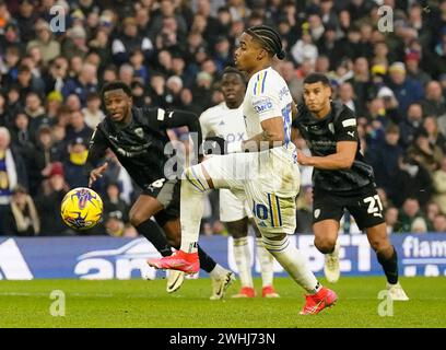 Le Crysencio Summerville de Leeds United marque le troisième but de son équipe lors du Sky Bet Championship match à Elland Road, Leeds. Date de la photo : samedi 10 février 2024. Banque D'Images