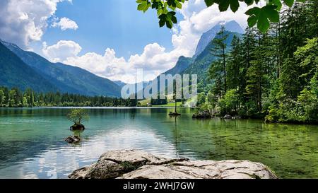 Sur la belle et idyllique Hintersee près de Ramsau avec une vue sur la Reiteralpe Banque D'Images