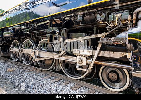 Vue rapprochée de l'engrenage d'entraînement d'une locomotive à vapeur Clean et Shinny Banque D'Images