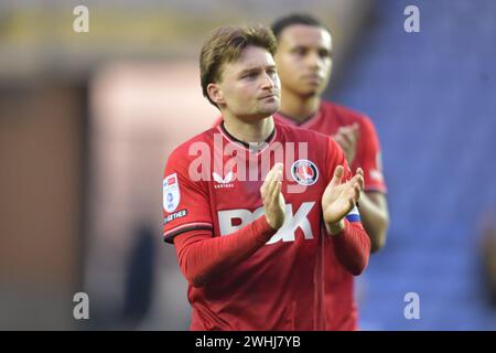 Reading, Angleterre. 10 février 2024. Alfie May de Charlton Athletic applaudit les fans après le match Sky Bet EFL League One entre Reading FC et Charlton Athletic. Kyle Andrews/Alamy Live News Banque D'Images