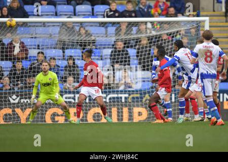 Reading, Angleterre. 10 février 2024. Femi Azeez marque pour Reading FC pendant le match Sky Bet EFL League One entre Reading FC et Charlton Athletic. Kyle Andrews/Alamy Live News Banque D'Images