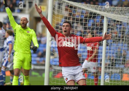 Reading, Angleterre. 10 février 2024. Lloyd Jones de Charlton Athletic lance un appel pour un corner lors du match de Sky Bet EFL League One entre Reading FC et Charlton Athletic. Kyle Andrews/Alamy Live News Banque D'Images