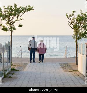 Couple de personnes âgées sur la promenade de la plage de Kühlungsborn en Allemagne avec vue sur la mer Baltique Banque D'Images