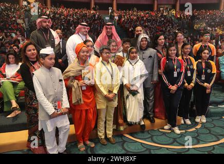 New Delhi, Inde. 10 février 2024. L'ambassadeur de l'Arabie saoudite en Inde, Saleh bin Eid Al-Hussaini (foulard rouge Ghutra) vu avec des étudiants indiens lors de la cérémonie d'inauguration de la Foire mondiale du livre 2024, sur le thème "L'INDE MULTILINGUE" Une tradition vivante, au Bharat Mandapam, Pragati Maidan. Le Royaume d'Arabie saoudite est le pays invité de la foire In Book 2024. La foire se poursuivra jusqu'au 18 février et accueillera plus de 200 stands de livres en plusieurs langues. Crédit : SOPA images Limited/Alamy Live News Banque D'Images