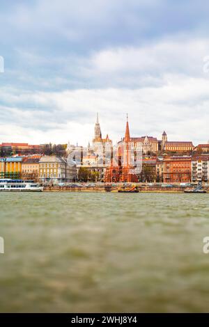 Vue de Buda Side à Budapest avec parfait Église Matthias Banque D'Images