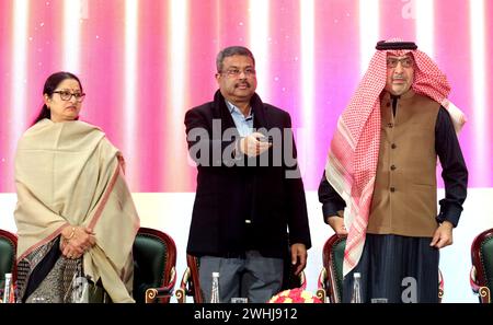 Ministre de l'éducation et ministre du développement des compétences et de l'entrepreneuriat, Dharmendra Pradhan (au centre) avec l'ambassadeur d'Arabie saoudite en Inde, Saleh bin Eid Al-Hussaini (à droite) avec l'indien et Annupurna Devi, ministre d'État à l'éducation (à gauche) vu à la Foire mondiale du livre 2024, avec le thème 'INDE MULTILINGUE' Une tradition vivante, au Bharat Mandapam, Pragati Maidan. Le Royaume d'Arabie saoudite est le pays invité de la foire In Book 2024. La foire se poursuivra jusqu'au 18 février et accueillera plus de 200 stands de livres en plusieurs langues. Banque D'Images