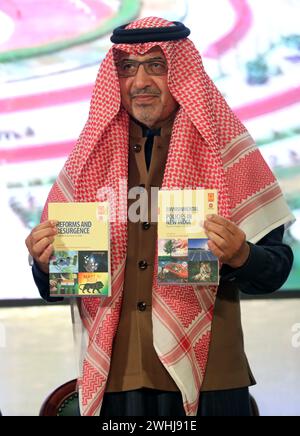 New Delhi, Inde. 10 février 2024. L'ambassadeur d'Arabie saoudite en Inde, Saleh bin Eid Al-Hussaini, a vu tenir des livres lors de la cérémonie d'inauguration de l'exposition mondiale du livre 2024, sur le thème "L'INDE MULTILINGUE" Une tradition vivante, au Bharat Mandapam, Pragati Maidan. Le Royaume d'Arabie saoudite est le pays invité de la foire In Book 2024. La foire se poursuivra jusqu'au 18 février et accueillera plus de 200 stands de livres en plusieurs langues. Crédit : SOPA images Limited/Alamy Live News Banque D'Images