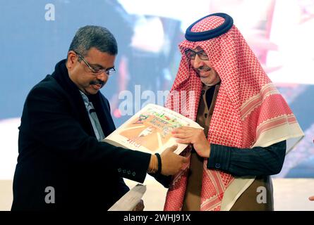 L'ambassadeur d'Arabie saoudite en Inde, Saleh bin Eid Al-Hussaini (à droite) avec le ministre indien de l'éducation et ministre du développement des compétences et de l'entrepreneuriat, Dharmendra Pradhan (à gauche) en train de tenir des livres lors de la cérémonie d'inauguration de la Foire mondiale du livre 2024, sur le thème "L'INDE MULTILINGUE" Une tradition vivante, à Bharat Mandapam, Pragati Maidan. Le Royaume d'Arabie saoudite est le pays invité de la foire In Book 2024. La foire se poursuivra jusqu'au 18 février et accueillera plus de 200 stands de livres en plusieurs langues. Banque D'Images