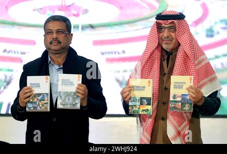 L'ambassadeur d'Arabie saoudite en Inde, Saleh bin Eid Al-Hussaini (à droite) avec le ministre indien de l'éducation et ministre du développement des compétences et de l'entrepreneuriat, Dharmendra Pradhan (à gauche) en train de tenir des livres lors de la cérémonie d'inauguration de la Foire mondiale du livre 2024, sur le thème "L'INDE MULTILINGUE" Une tradition vivante, à Bharat Mandapam, Pragati Maidan. Le Royaume d'Arabie saoudite est le pays invité de la foire In Book 2024. La foire se poursuivra jusqu'au 18 février et accueillera plus de 200 stands de livres en plusieurs langues. Banque D'Images