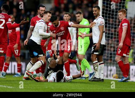 James Collins du comté de Derby (à gauche) arrête Malvind Benning de Shrewsbury Town après qu'il ait faussé Ebou Adams du comté de Derby (au sol) lors du match de Sky Bet League One à Pride Park, Derby. Date de la photo : samedi 10 février 2024. Banque D'Images